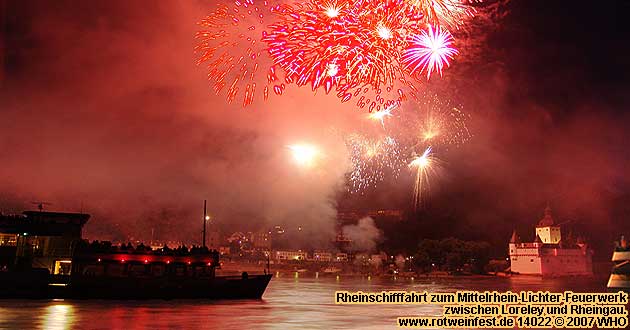 Rheinschifffahrt zum Mittelrhein-Lichter-Feuerwerk zwischen Loreley und Rheingau.